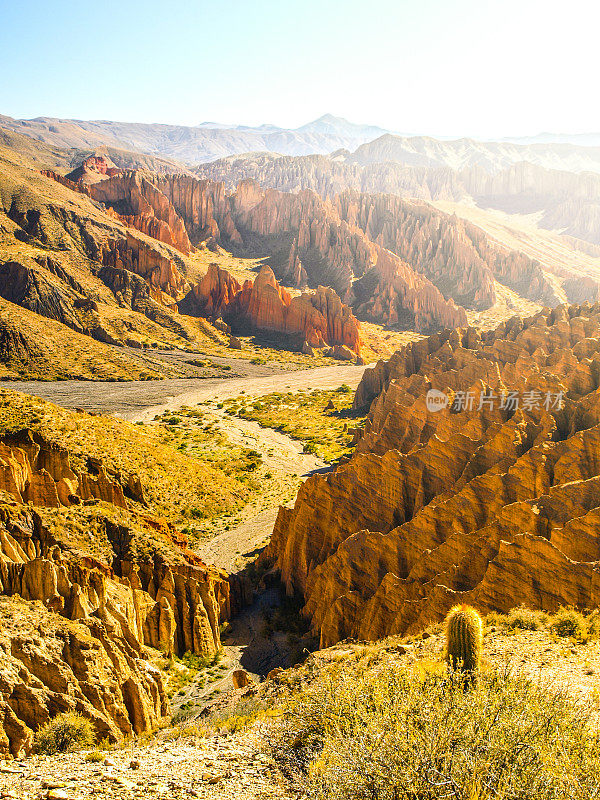 在奎布拉达德帕拉拉山谷周围的景观与被侵蚀的尖刺的岩层，El Sillar通过附近的图皮萨，玻利维亚，南美